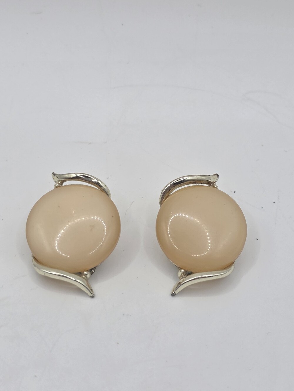 ​Vtg 60s Mid Century Mod Peach Beige Thermoset Cabochon Clip On Earrings